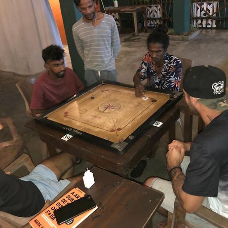 Beach Break Surf Hostel Weligama Buitenkant foto