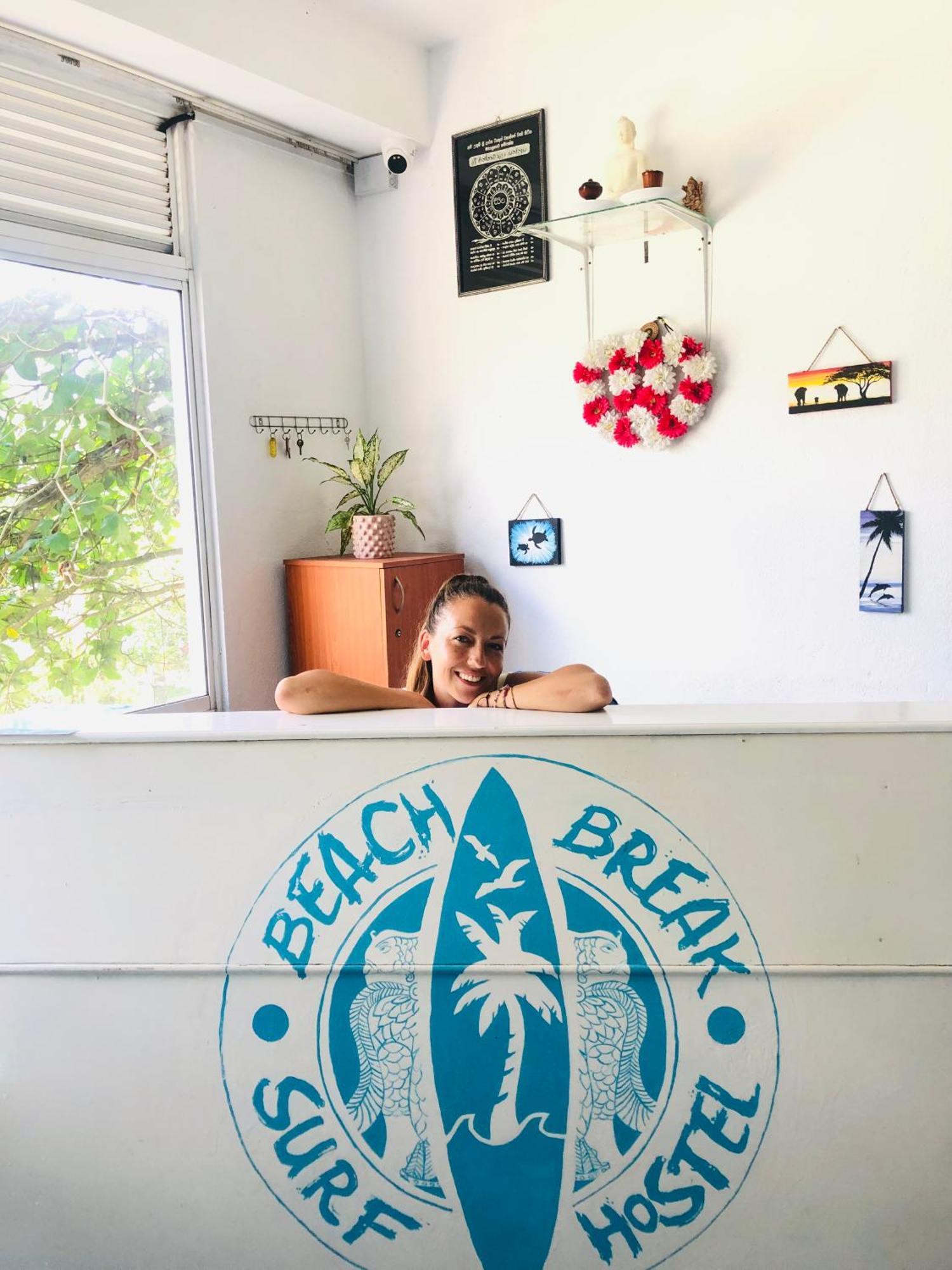 Beach Break Surf Hostel Weligama Buitenkant foto