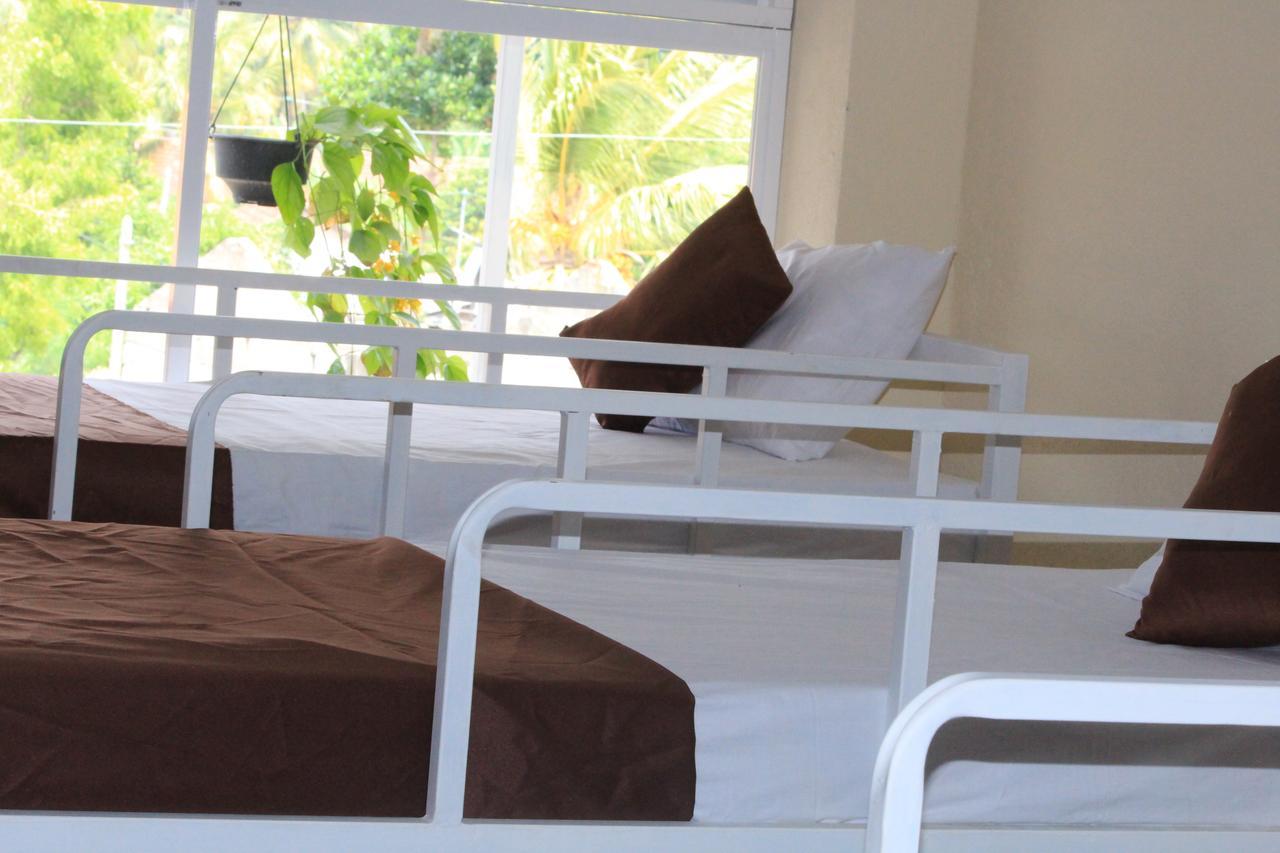 Beach Break Surf Hostel Weligama Buitenkant foto